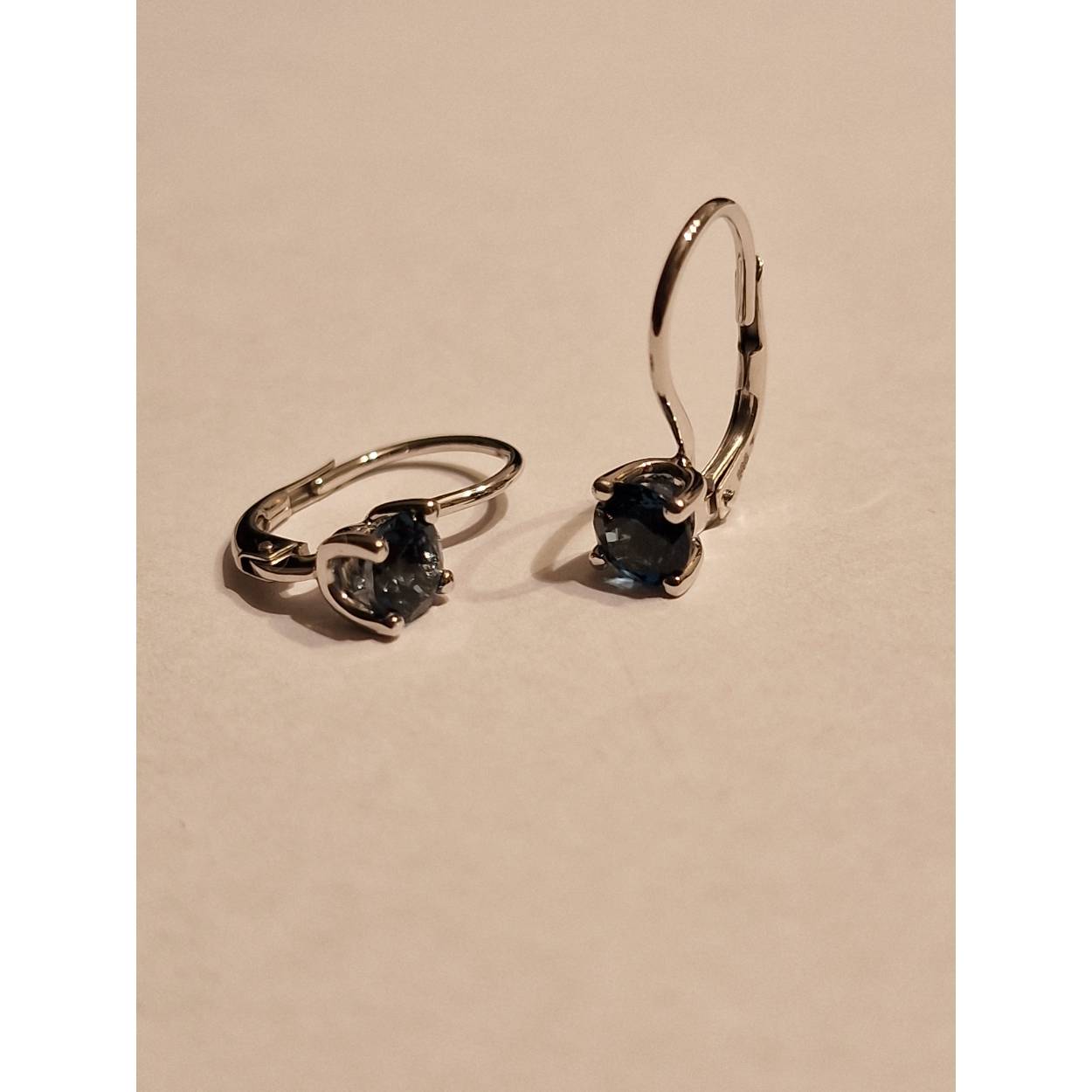 14k witgouden brisuur oorbel met 5mm London Blue Topaz
