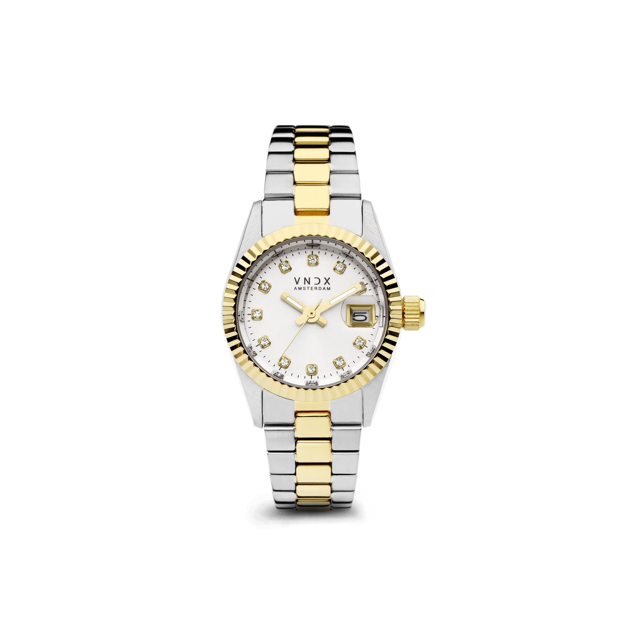 De Dare Devil XS Zilver Goud, het meest gedetailleerde horloge van VNDX Amsterdam. Haar subtiele kast van 26 mm maakt haar een perfect accessoire om te combineren met je favoriete sieraden. Haar elegante two-tone band zorgt ervoor dat je Dare Devil te combineren is met zowel zilveren als gouden sieraden.

De schitterende wijzerplaat sprankelt net als jij, de index van Swarovski steentjes laat je zien hoe GROOT, klein kan zijn! Naast de sprankelende Swarovski steentjes is de Dare Devil voorzien van een datumaanduiding, zo ben je nooit te laat voor een feestje, afspraak of deadline.

Ben jij graag actief in de nachtelijke uurtjes? Zelfs dan is de Dare Devil het perfecte horloge. Ze is voorzien van lichtgevende wijzers, dit zorgt voor een “Glow in the dark” effect. Zo zorgt je Dare Devil ervoor dat jij Never too late bent!

Wees jezelf, Creer je eigen stijl en kies je eigen pad! Just be a Dare Devil, It’s Never Too Late!