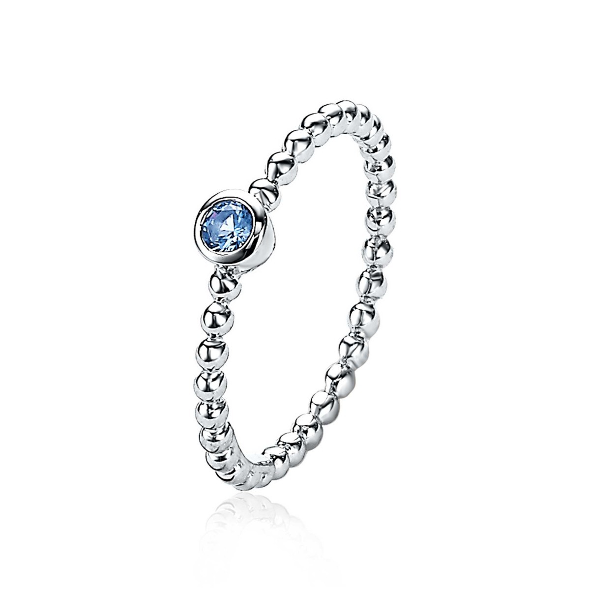 ZINZI zilveren aanschuifring maat 16.5 met bolletjes motief. De ronde topzetting is bezet met een blauwe kleursteen. Gemakkelijk te combineren met andere zilveren Zinzi aanschuifringen. Mix & match! De ring is vervaardigd van eerste gehalte zilver (925) en met extra rodiumlaag voor mooie glans.