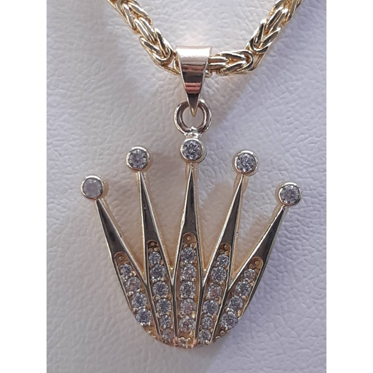 De gouden hanger, modelnummer BREA-JOY-0002743, is een verfijnd sieraad in de categorie JEWEL. Gemaakt van 14 karaats goud, met een hoogte van 28 mm en breedte van 21 mm. Het sieraad heeft een glanzende afwerking en weegt 3,46 gram. Perfect om te dragen aan een fijne ketting voor een elegante look.