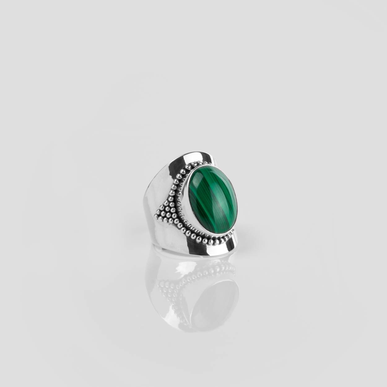 Deze Ymala ring is met veel passie ontworpen door Bas Verdonk en vervaardigd op Bali. De handgemaakte ring bestaat volledig uit 925 zilver met een gezette malachiet edelsteen. Deze edelsteen kan geelgroen tot zwartgroen van kleur zijn en is doorschijnend met een zijdeglans.

 