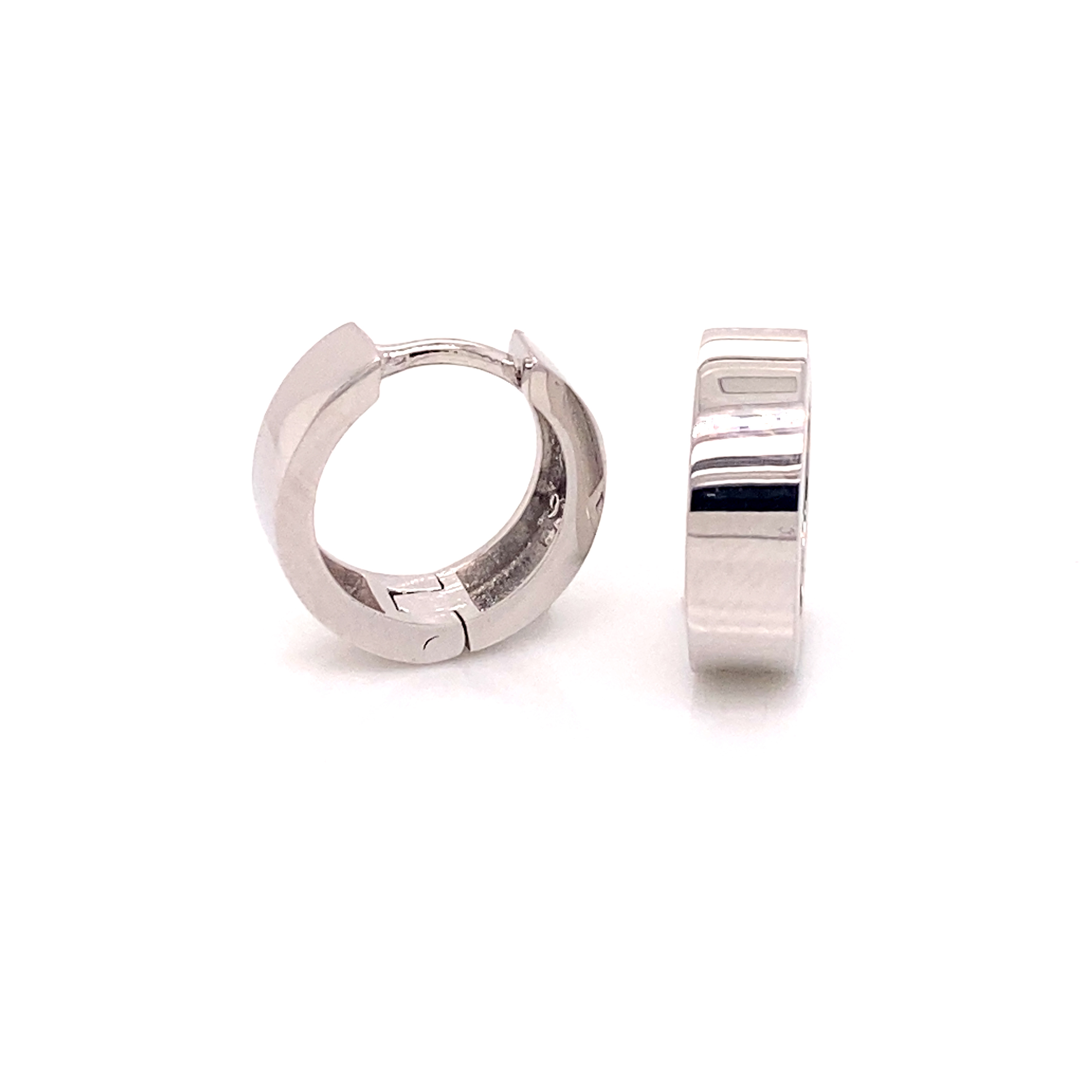 Deze 925 zilveren klapoorringen zijn volledig glad gepolijst en recht van vorm. Deze oorringen zijn perfect voor iemand die houdt van zilveren sieraden.