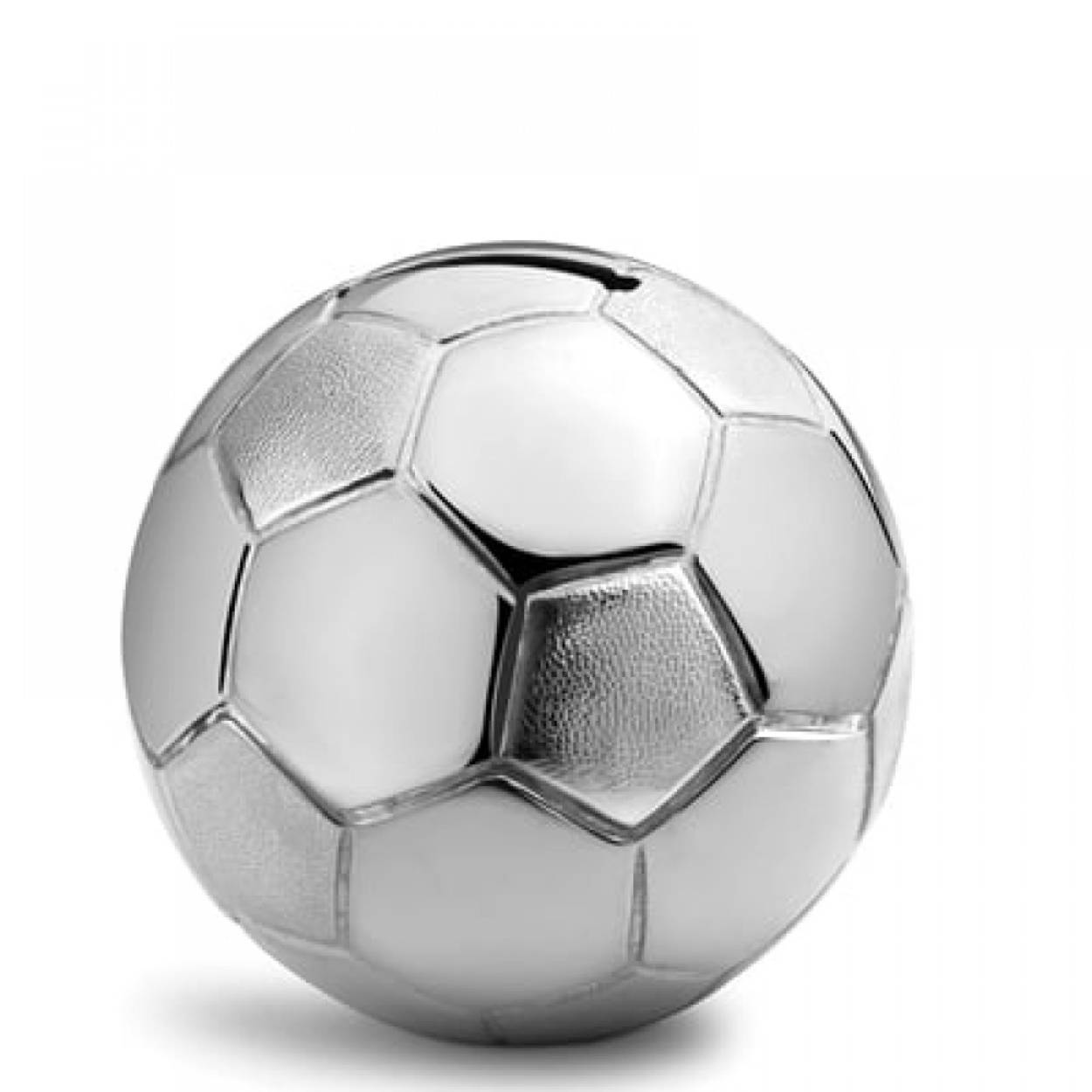Verzilverde spaarpot in de vorm van een voetbal WG-08432.

De verzilverde spaarpot voetbal is verpakt in een bijpassende geschenkverpakking dat als cadeau gegeven kan worden bij een geboorte, doop of andere gelegenheid. De spaarpot voetbal met naam is verzilverd en gelakt, waardoor poetsen overbodig is.