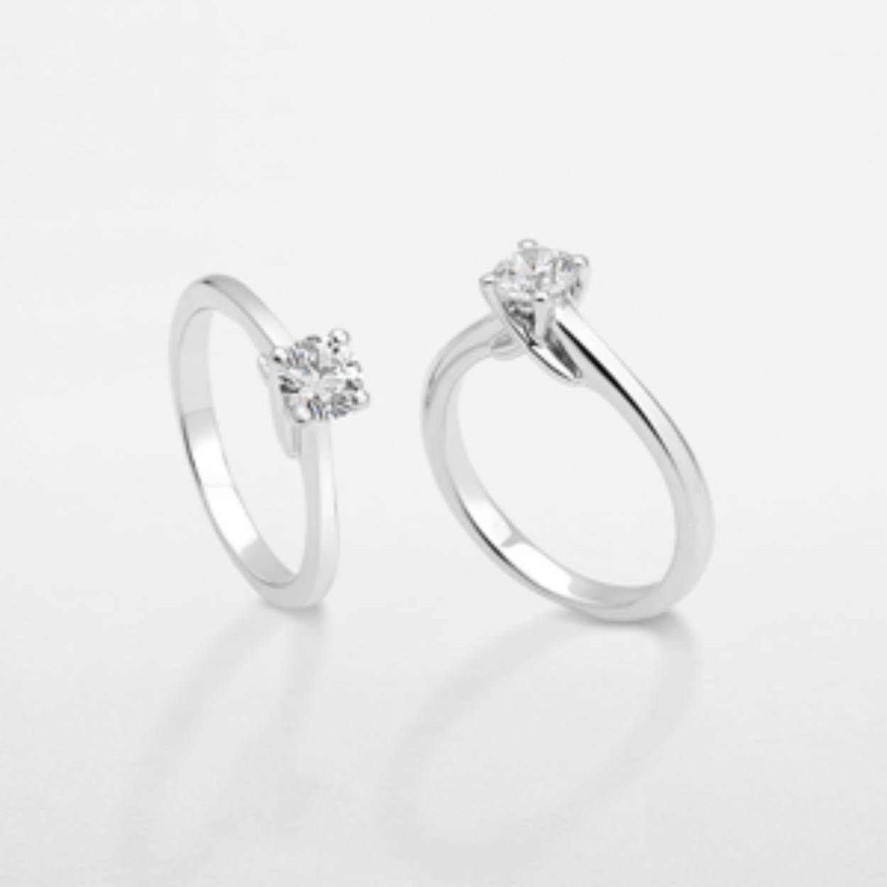 Ring in witgoud 18 kt solitaire model. De  briljant is 0.10 ct gezt met 4 griffen.