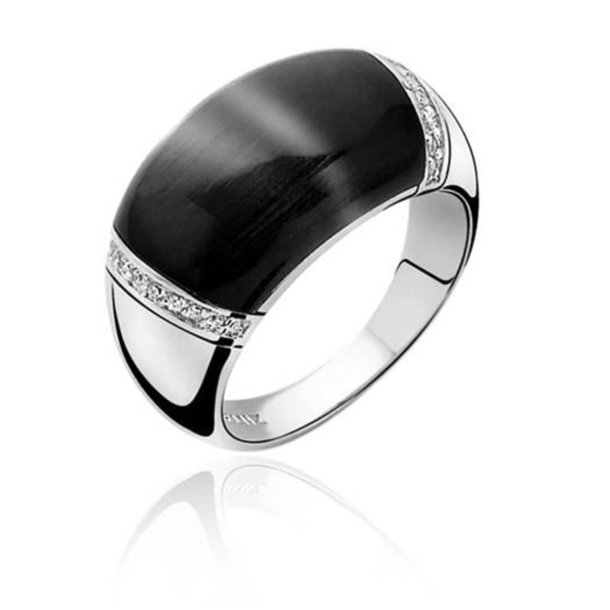 ZINZI zilveren ring met zwarte cateye en aan beide kanten van de cateye zit zirconia. De ring krijgt door de grote cateye een mooi opvallende look die niet te missen is! Vervaardigd van eerste gehalte zilver (925) en met extra rodiumlaag voor een langdurige glan