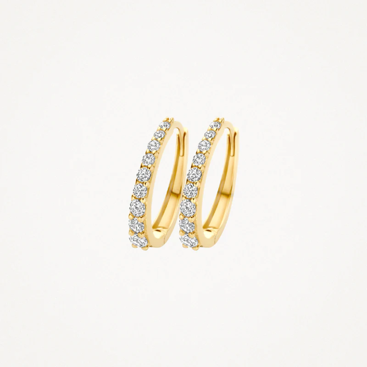 Deze oorringen van 14k geelgoud met sprankelende zirkonia’s in pavé-zetting zijn echte eyecatchers. Ze hebben een lengte van 16,6 mm en zijn voorzien van een kliksluiting. De oorringen zijn prachtig op zichzelf, maar matchen ook goed met andere sieraden met zirkonia uit onze collectie.