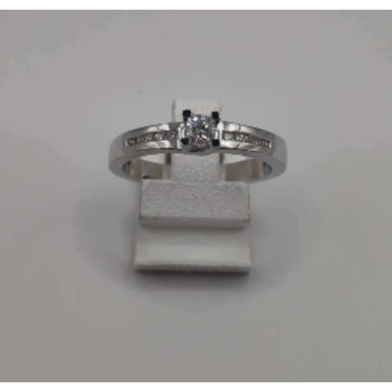 Wit gouden ring met diamanten