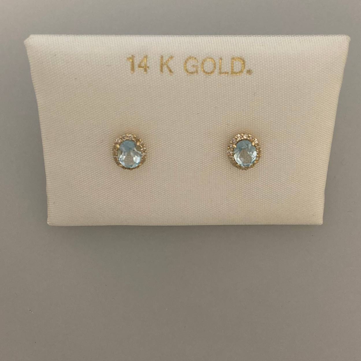 14K geelgouden oorstekers met topaas en briljant.