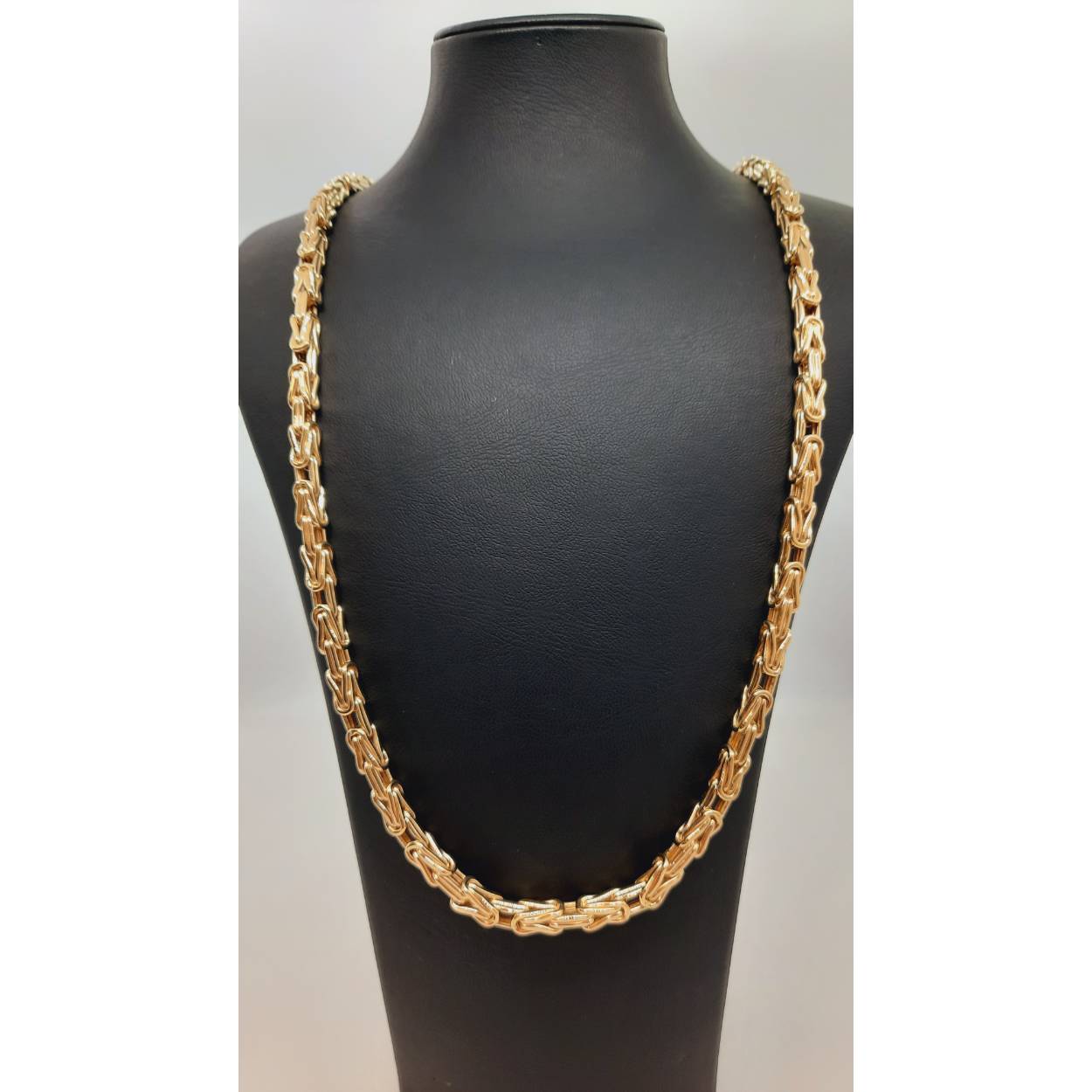 De koningsketting met modelnummer BREA-RDL-0004066 is een verfijnde gouden halsketting van 14 karaat. De ketting heeft een breedte van 5 mm en een gewicht van 35,66 gram. Met zijn glanzende afwerking en goudkleur past hij perfect bij elke chique outfit. Draag het als statementstuk voor een elegante uitstraling.