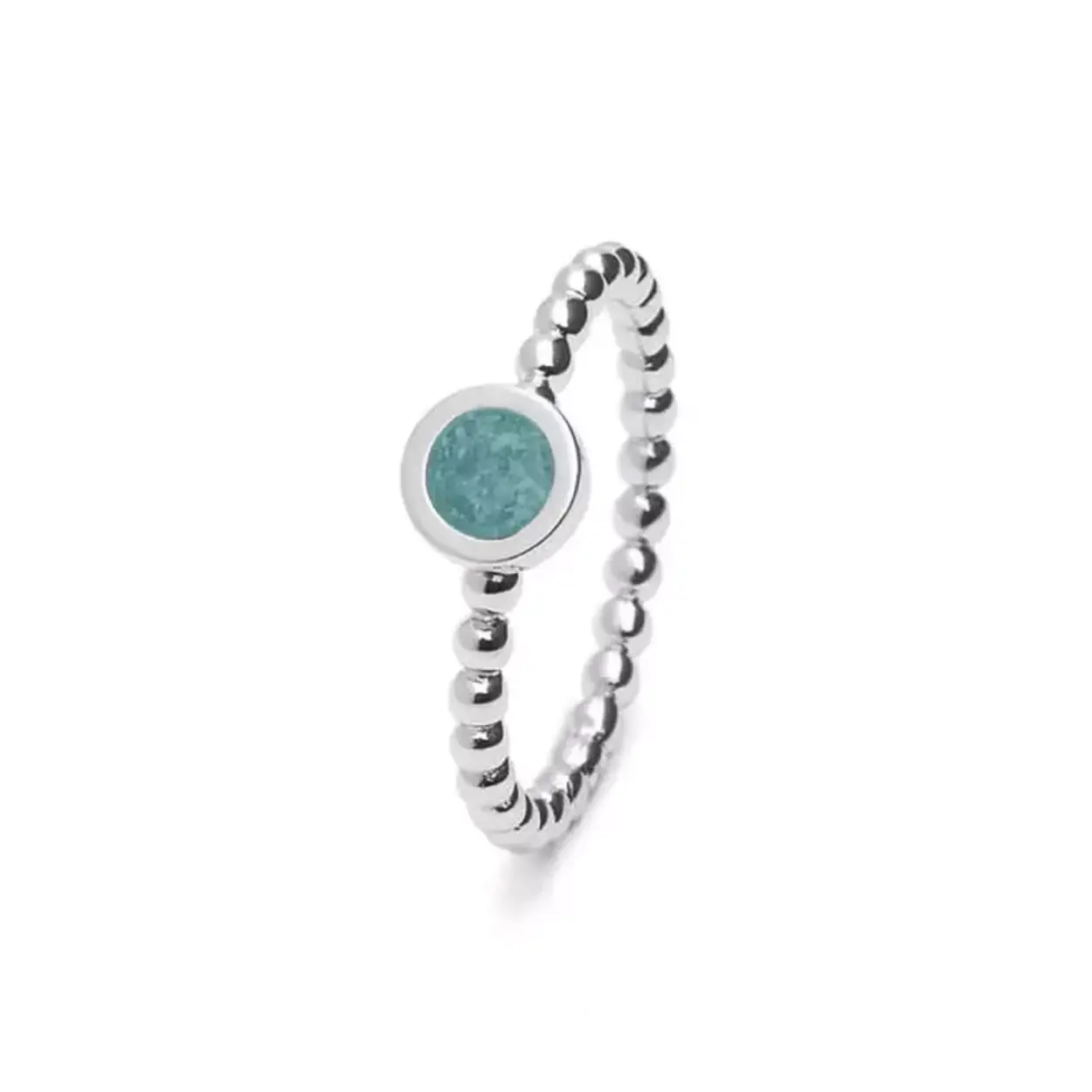 Bolletjes ring. Dit sieraad wordt zichtbaar aan de voorkant gevuld met as en wordt vermengd met onze speciale hars. Deze ring wordt ook wel gebruikt als aanschuif ring. Doordat het hartje bovenop de scheen ligt, kan hij makkelijk bij een andere ring aangeschoven worden. De RG 001 t/m RG 003, RG 011, RG 012 zijn ook geschikt om met elkaar te combineren. Deze ring is ook prachtig om te vullen met moedermelk.