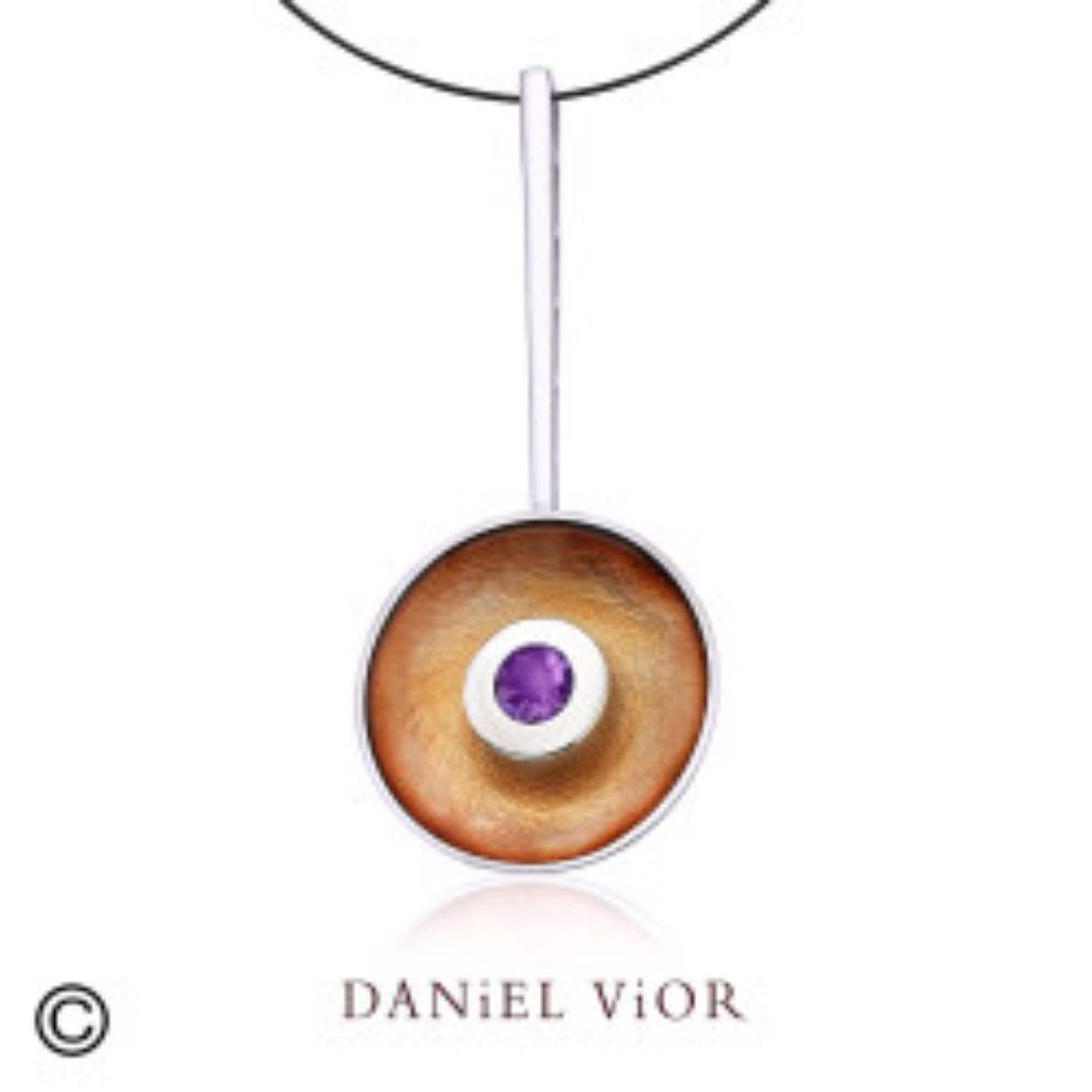 hanger NESIA van Daniel Vior, gemaakt van gerhodineerd zilver met een ronde Amethyst en oranje/bruin emaille
