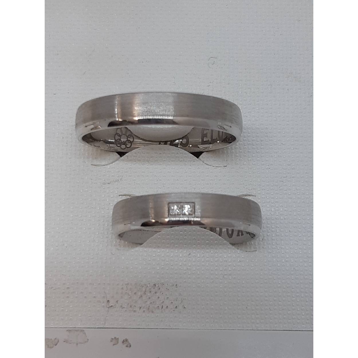 Mogelijk verschillende kleuren, Geelgoud, Witgoud, Rosé en ook zilver. 4 mm Glans&matt  naar u keuze de prijs per paar