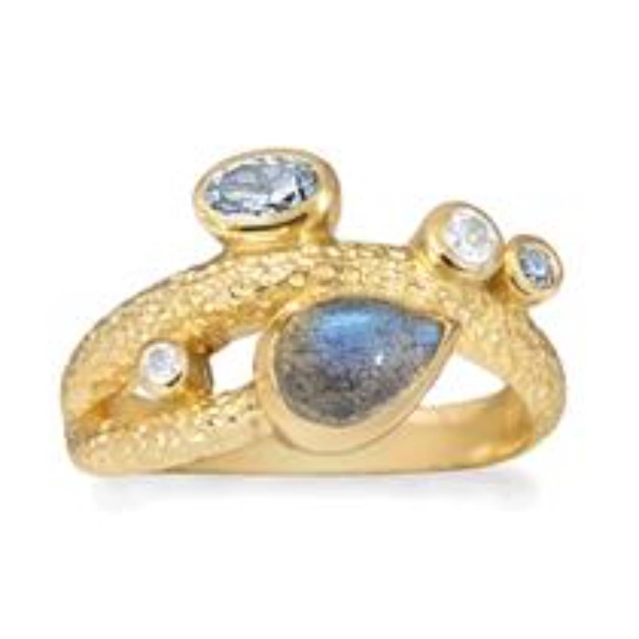 Deze geel goud vergulde ring bevat een labradoriet van 7 x 5 mm, een gefacetteerde blauwe topaas van 5 x 3 mm, twee ronde blauwe topazen van 2,5 mm en 2 mm en een ronde witte topaas van 1,5 mm.
