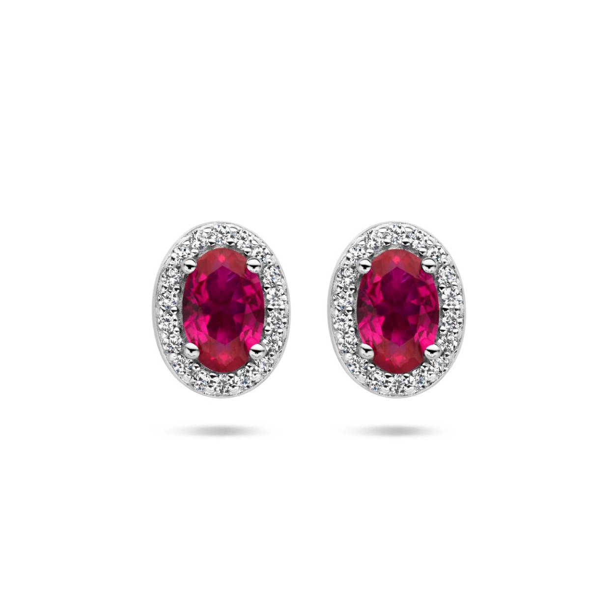 Gerhodineerd 925 zilveren oorknoppen uitgevoerd met rood zirkonia. De oorknoppen hebben een afmeting van 9x7mm.