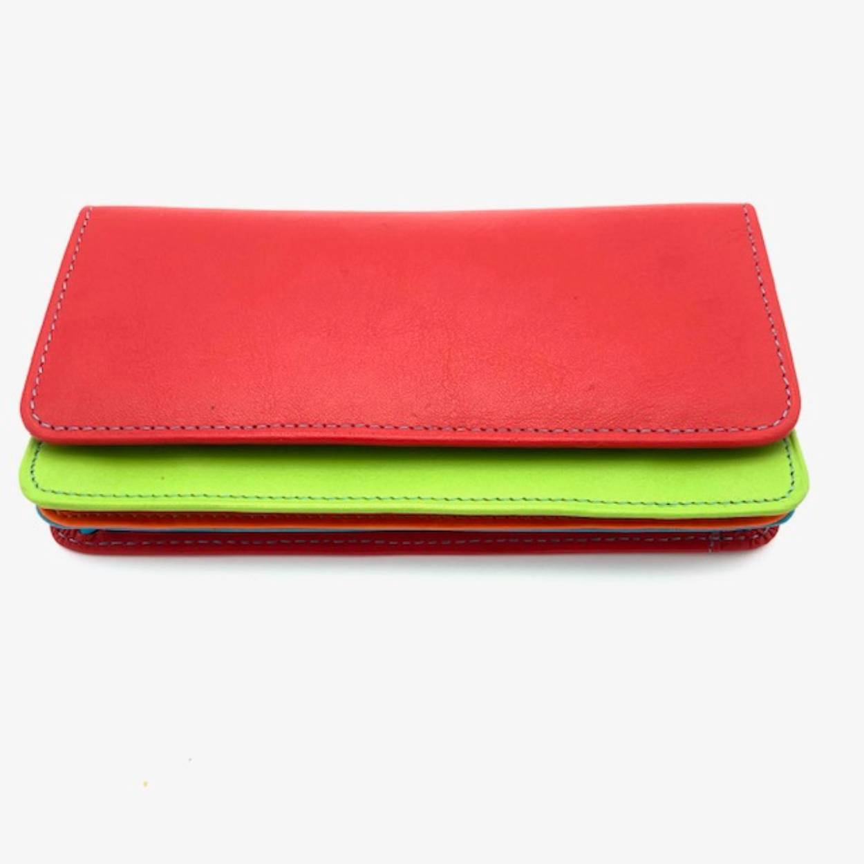 Mooie portemonnee voorzien van klep en soufflee aan de onderzijde..
Ruimte voor 13 pasjes. Achter rits voor de munten, binnenrits en twee vakken voor papiergeld.

Afmetingen:
Hoogte 8.5cm x breed 18cm x diep 3cm