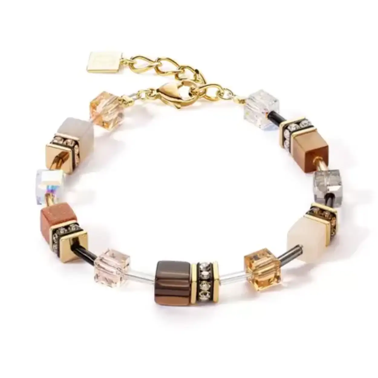 Chique bruin GeoCUBE®-model met natuurstenen uit de collectie van Coeur de Lion, nieuw in geschenkverpakking. De vergulde armband is gemaakt van staal, geregen met natuursteen zoals rookquartz en aventurijn en geeft de drager een gevoel van harmonie. Gebruikte materialen zijn: bruin rookquartz, gebarsten bergkristal, roze aventurijn, synthetische tijgeroog, grijs agaat en goud zandsteen, gecombineerd met kristallen en strass rondellen geregen aan roestvrijstaal geelverguld.

Draaglengte van de armband is 18 cm tot en met 21 cm. Dikte van het blokje is 0.6 cm 