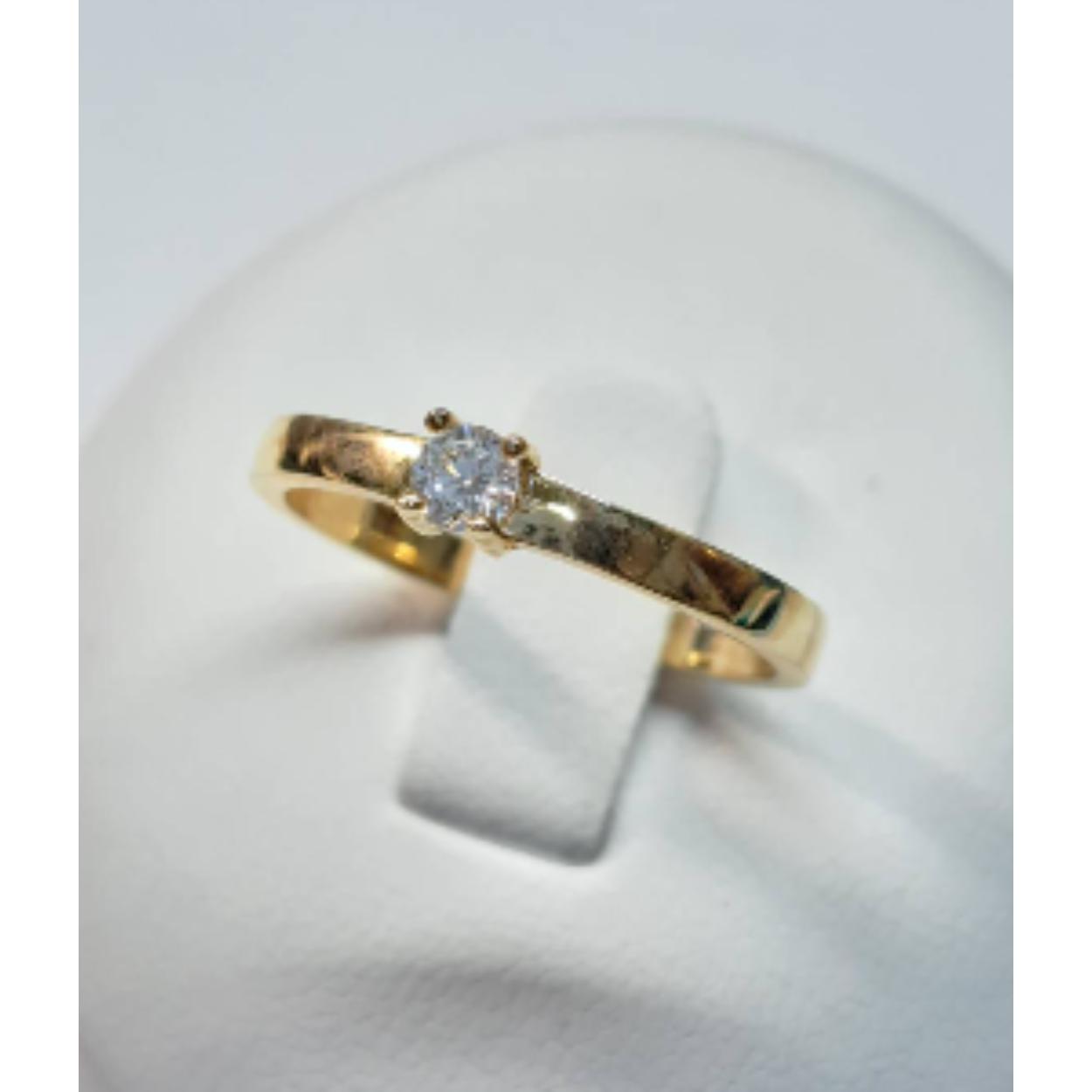 14 Karaat geel gouden solitaire ring bezet met briljant geslepen zirkonia in klauwzetting. 