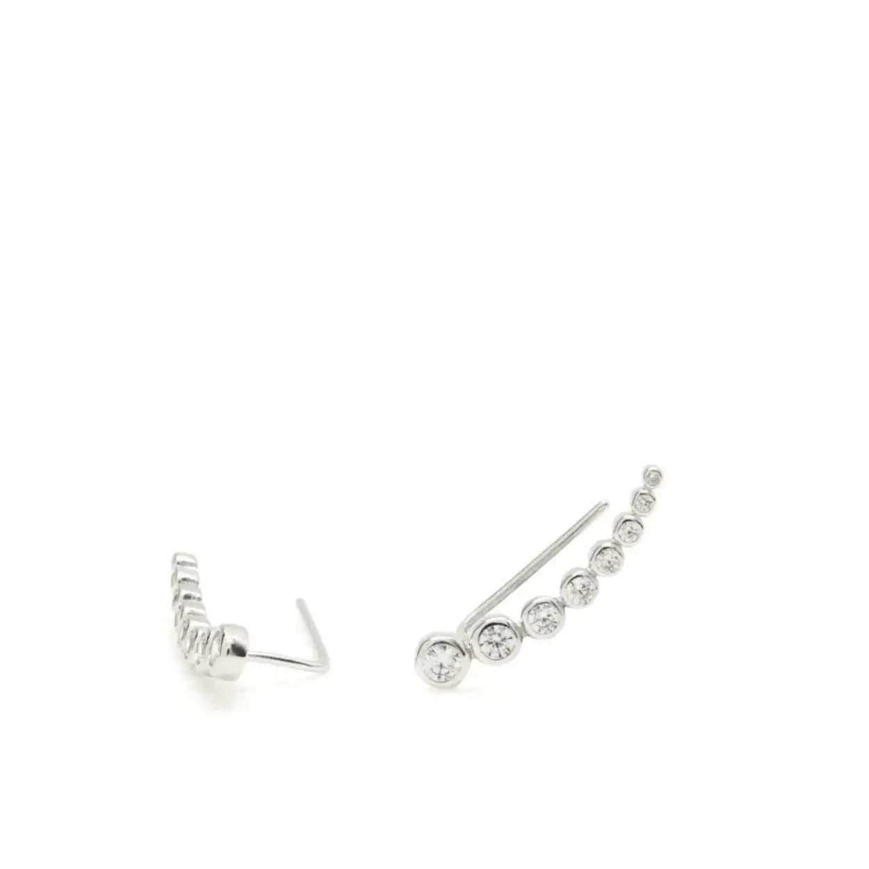 Elegant earrings that will dazzle in your ear. Smooth sterling silver climbing earrings with a crescent linear design made up of eight brilliant zirconia set. These modern earrings are worn upwards and fit perfectly to the contour of the earlobe. A must-have accessory for this season, they will look irresistible in combination with the trends of the moment.
