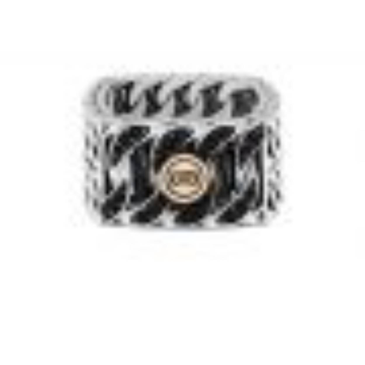 De Esther ring is een van de bekendste ringen uit de Heritage collectie op basis van de Esther schakel. Deze limited collectie bestaat uit deze ring en een armband waarbij niet alleen het gouden accent verwerkt is maar ook gebruik gemaakt is van diverse Spinel stenen. Spinel is een edelsteen die moed, zelfvertrouwen en doorzettingsvermogen geeft met als extra toevoeging een betere verbinding met de aardse energie. Buddha to Buddha heeft gekozen voor zwarte Spinel stenen die staan voor klasse en elegantie. Oh en hadden we al vertelt dat de Spinel stenen ook vernieuwend en verjongend werken? De stoere gevlochten schakel met Spinel stenen maakt deze sterling zilveren ring tot een echte must have! 