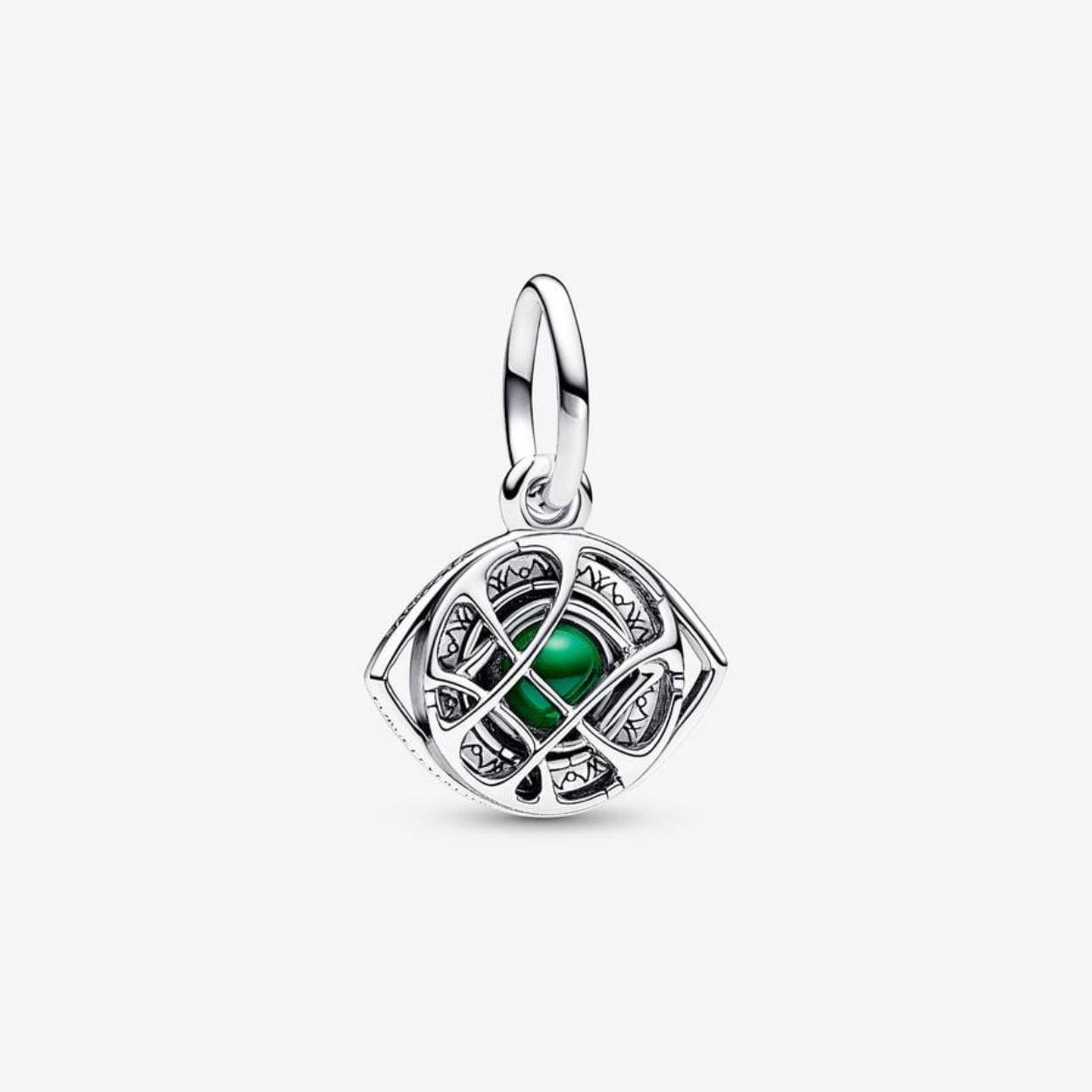 Roep het multiversum op met Doctor Strange en de MARVEL Doctor Strange Eye of Agamotto hangende bedel. Het schijfje met het Eye of Agamotto is in de vorm van een oog en is uitgevoerd met een groene man-made kristal en de gravure, 'FORGET EVERYTHING THAT YOU THINK YOU KNOW'. Het oog is verrijkt met opengewerkte krullende patronen die de oude, overlappende ontwerpen weerspiegelen en het sieraad van mysterie voorzien. De steen in Eye of Agamotto symboliseert tijd, omdat het een van de Infinity Stones is. Voeg hem toe aan je verzameling Marvel-bedels of geef hem aan de Doctor Strange-fan in je leven.