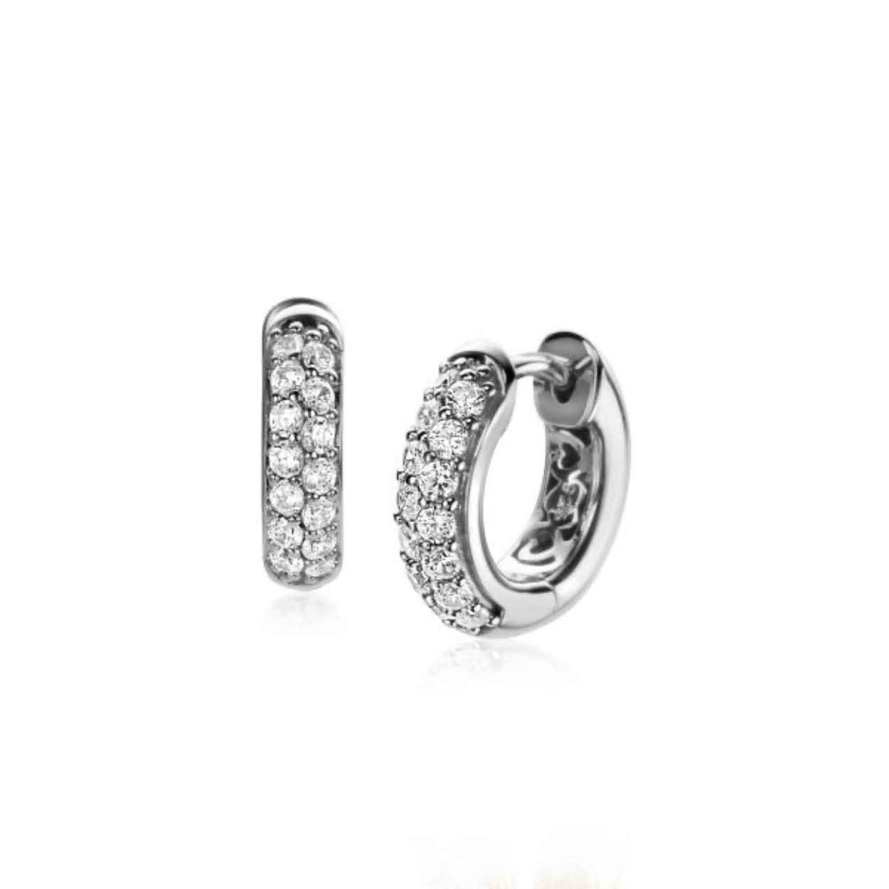 ZINZI zilveren oorringen, vol bezet met witte zirconia's en met luxe scharniersluiting. De oorringen zijn 14mm x 4mm groot. De oorsieraden zijn vervaardigd van eerste gehalte zilver (925) en voorzien van een extra rodiumlaag voor een langdurige glans.