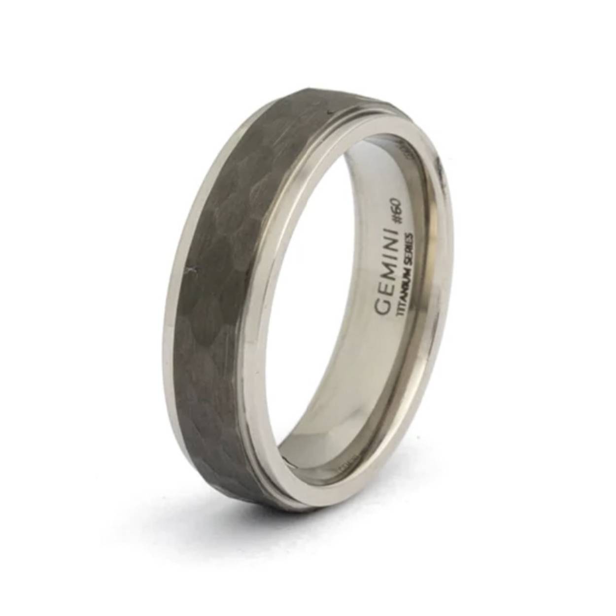 Deze Duplus Silver Black ring bestaat uit twee lagen grade 2 titanium. Waarom hebben we voor titanium gekozen?
- Het is vederlicht
- Het is supersterk
- Het is een exclusief materiaal dat ook wordt gebruikt in raceauto's, motorboten en ruimtevaart

De ring heeft een comfortabele pasvorm en is zeer comfortabel om te dragen. Door het lichtgewicht titanium draag je deze ring zonder problemen dag in dag uit.

De naam 'Duplus' is afgeleid van het Latijn en betekent 'dubbel'. Dit is een subtiele verwijzing naar de dubbele, gefacetteerde afwerking aan de buitenzijde van deze titanium ring.