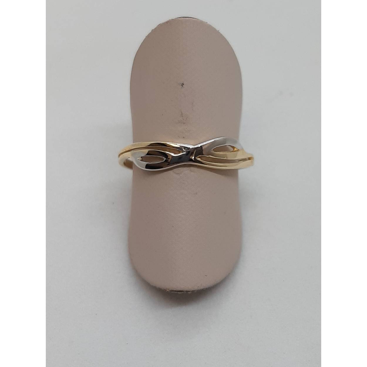 De gouden ring BREA-JOY-0002860 combineert elegantie en stijl. Met een glanzende afwerking en maat 54, is deze 14 karaat gouden ring perfect voor elke gelegenheid. De goud-zilver kleurschakering zorgt voor veelzijdigheid in je sieradencollectie. Draag het solo voor een subtiele uitstraling of combineer met andere sieraden voor extra flair. Perfect voor dagelijks gebruik en speciale gelegenheden.