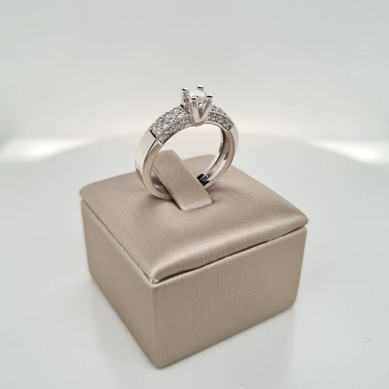 Prachtige 14krt witgouden ring met diamant, 1-0,22crt E SI/32-0,40 E VVSI. De maat van de ring is 54 (17 1/4). Heeft u een andere maat, neem dan gerust contact met ons op.