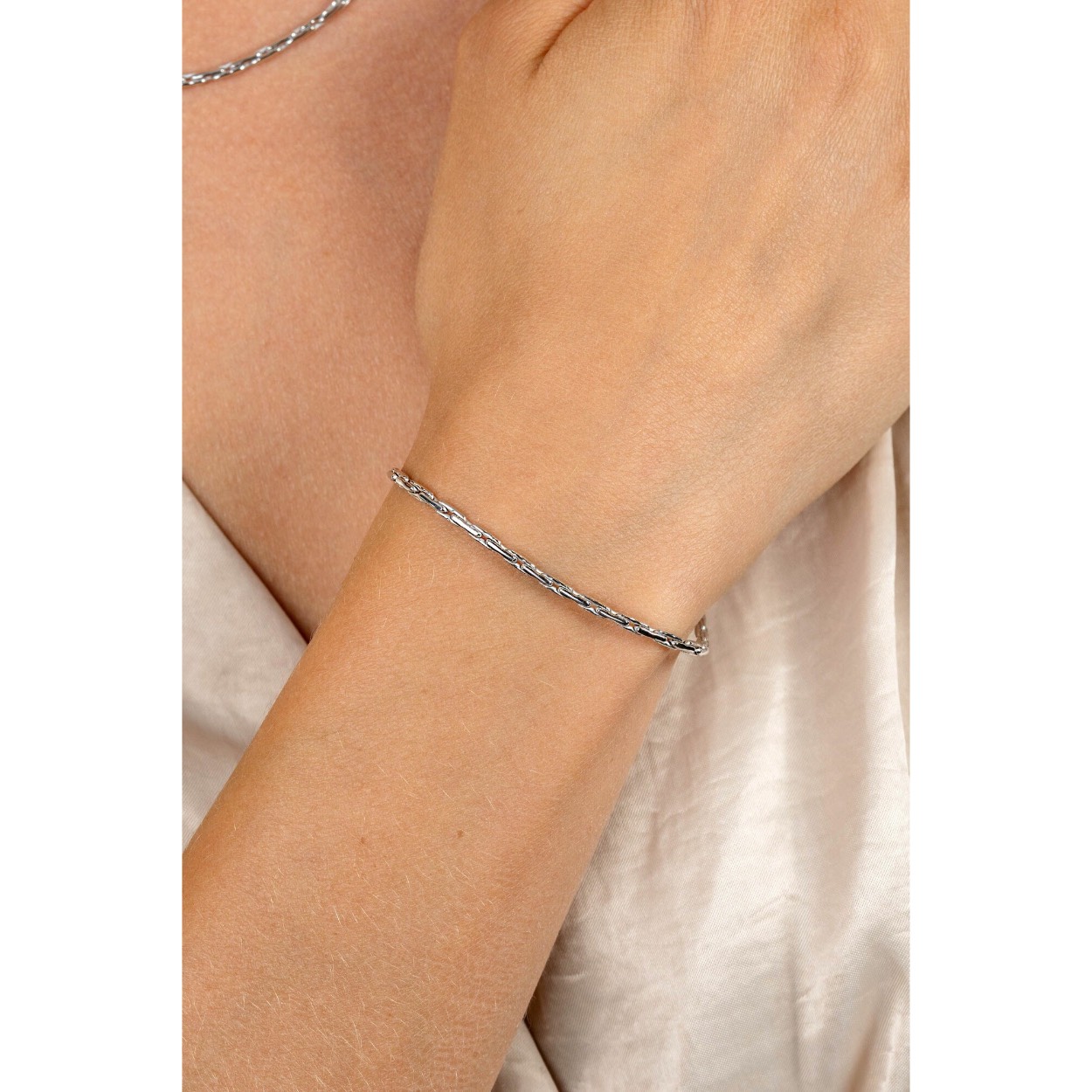 ZINZI zilveren schakel armband met stoere schakels van 2,3mm breed. De lengte van de armband is te variëren tussen 18cm en 21cm. Vervaardigd van eerste gehalte zilver (925) en voorzien van een extra rodiumlaag voor een langdurige glans