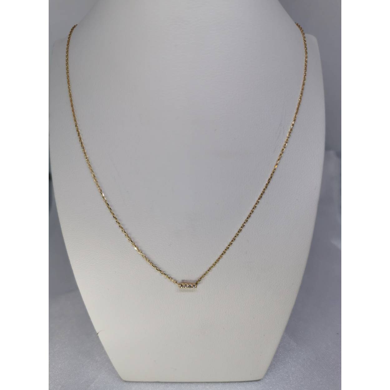 14 Karaat geel gouden collier met zirkonia vaste hanger. 
Collier met anker/basis schakelketting, dit is de meest bekende klassieke anker schakelketting met eenvoudige ovale of ronde schakels. De schakels sluiten elkaar om en om liggend en staand aan. 