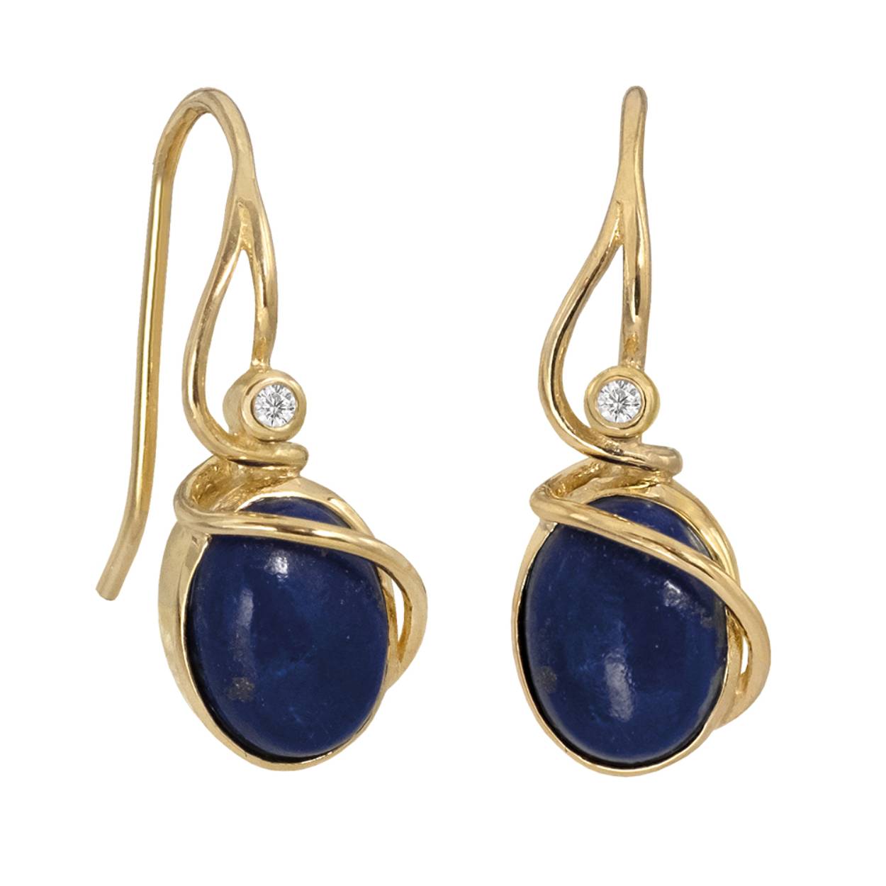 Deze geel goud vergulde oorbellen bevatten elk een 8 x 6 mm lapis lazuli en een 1,5 mm zirkonia.