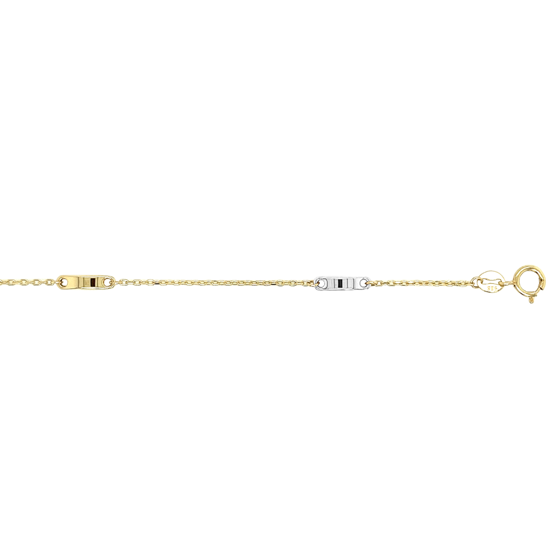 Dit fijne 14-karaats bicolor gouden armbandje is anker geschakeld en wordt onderbroken door kleine gouden schakelstukken (om en om wit of geel). De armband is verstelbaar van 17cm tot 19cm.