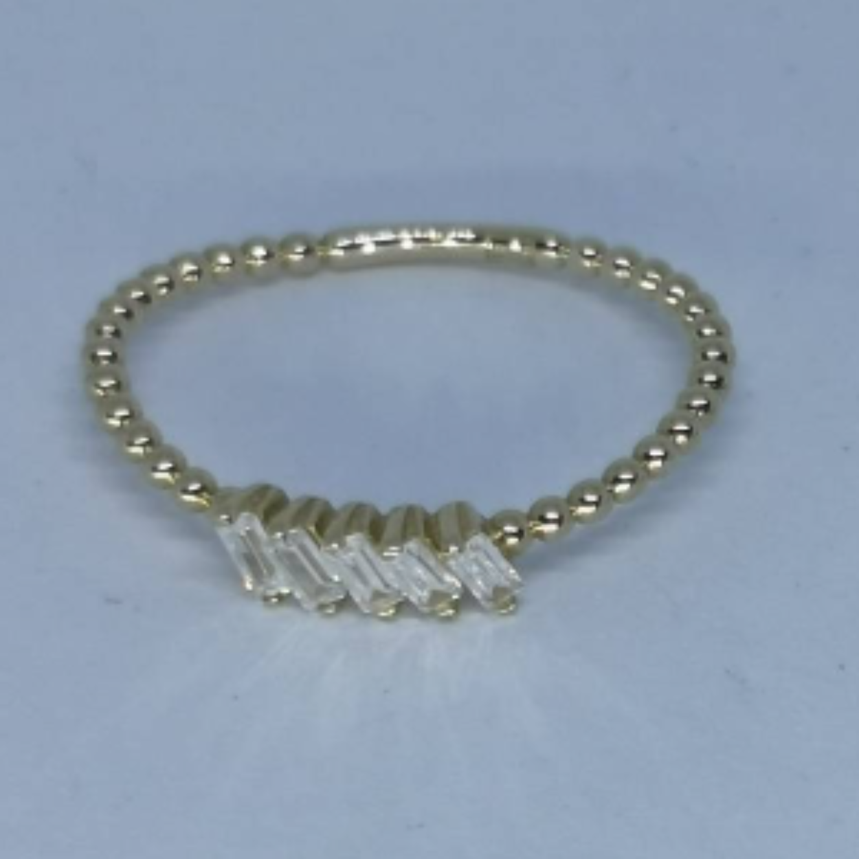 14 Karaat geel gouden bolletjes ring met vijf baguette geslepen zirkonia's 

Deze ring is ook leverbaar met briljant geslepen diamanten, zie artikel EBRD0021.

Deze ring is alle maten leverbaar. U kan bij het afrekenen, bij het kopje opmerkingen vermelden welke maat u wenst.