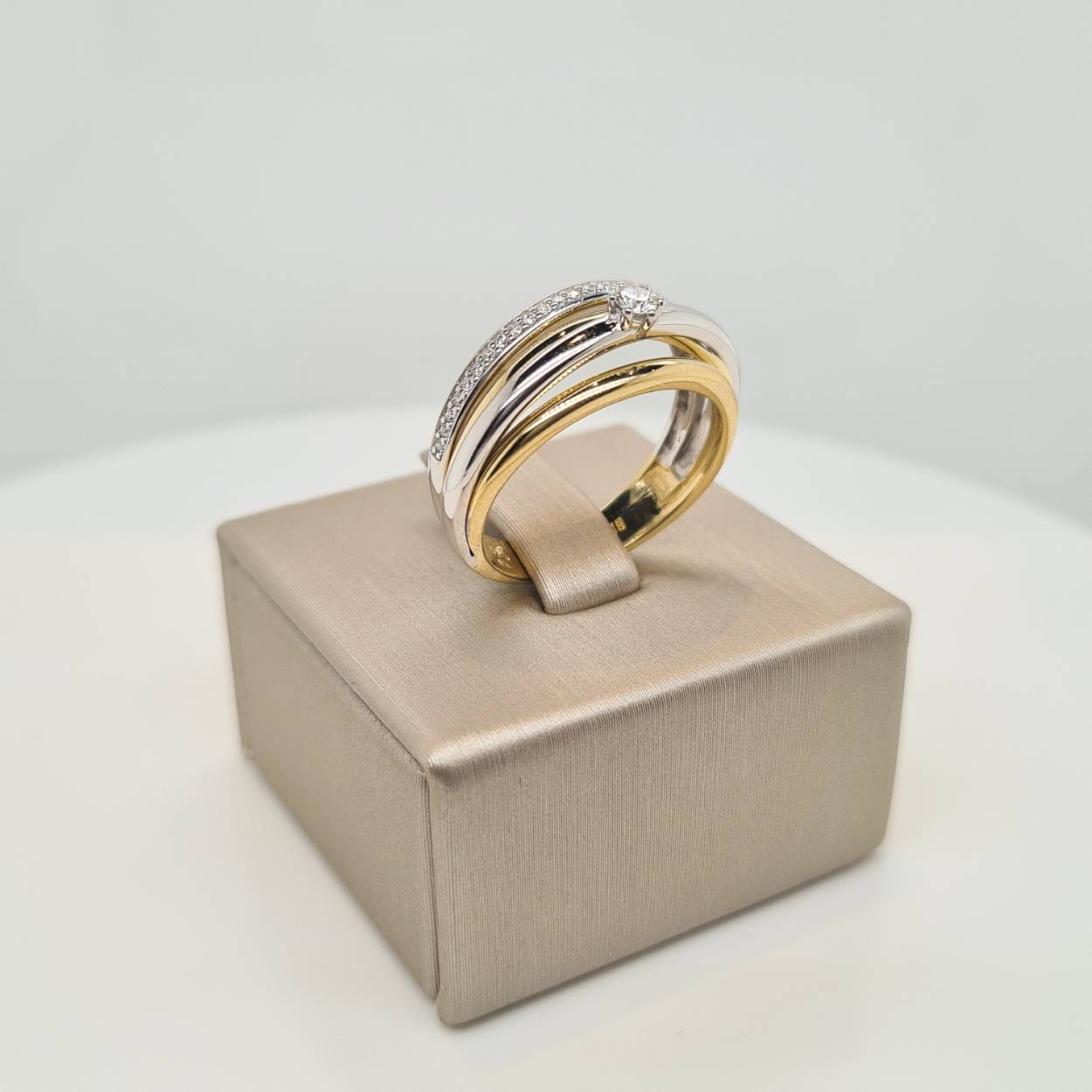 Prachtige 14 karaat gouden ring bezet met diamant, 0.18crt. De maat van de ring is 54. 