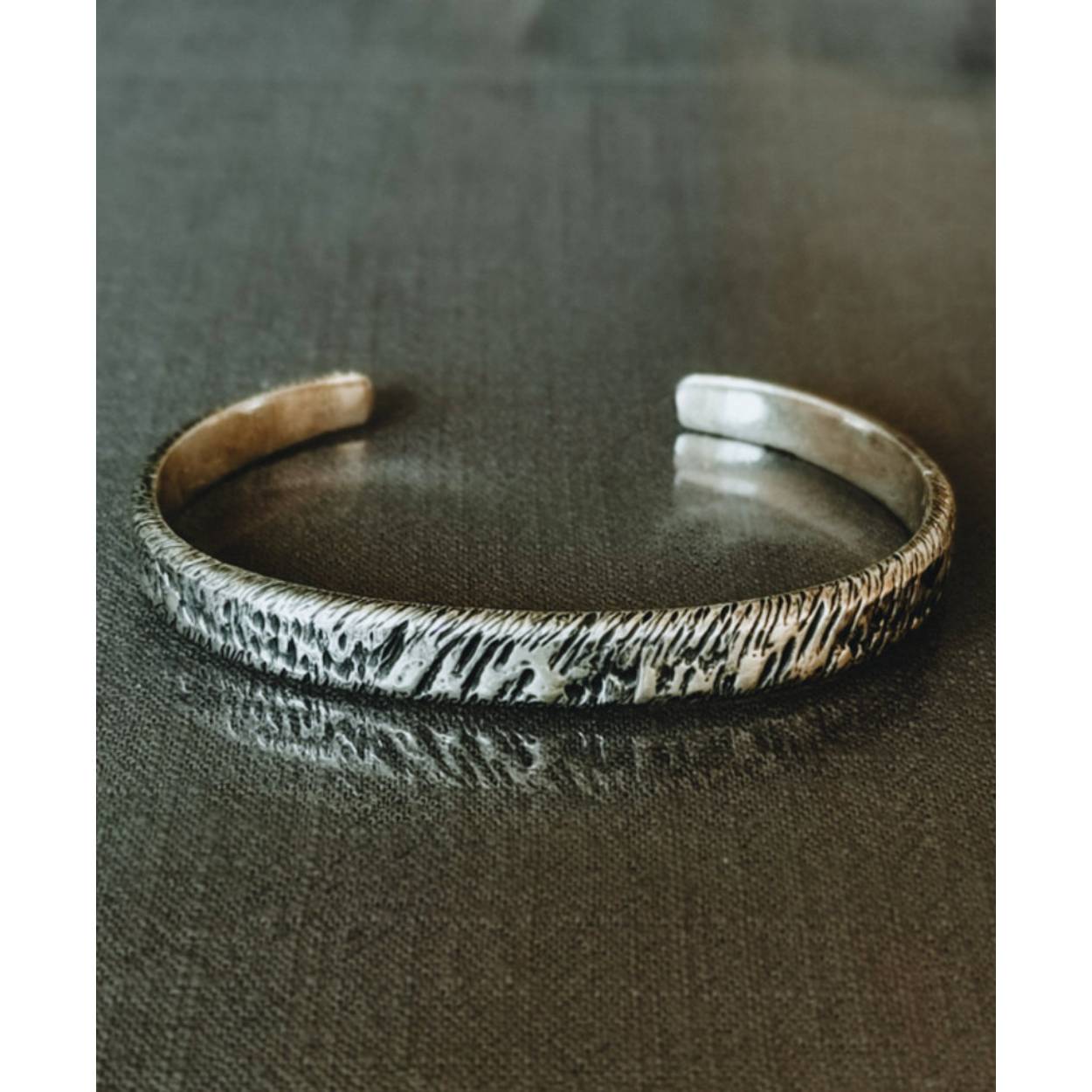 zilveren gekraste cuff armband