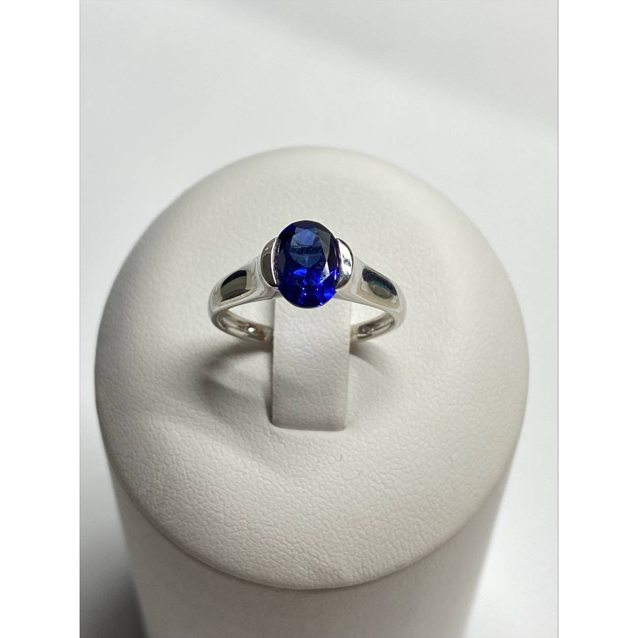 14 Karaat wit gouden ring bezet met synthetische blauwe saffier 