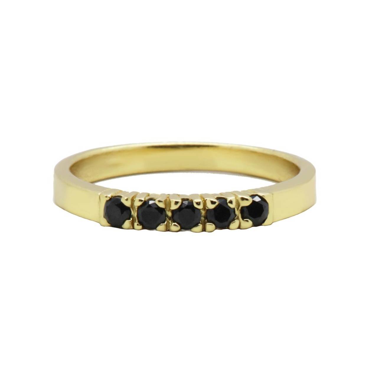 De Karma Ring 4 Black Zirconia Goldplated maat 52, is een verfijnde zilveren ring met zwarte zirconia-stenen en een goudlaagje. Perfect voor zowel dagelijkse outfits als feestelijke gelegenheden. Combineer met andere gouden of zilveren sieraden voor een elegante look. 
