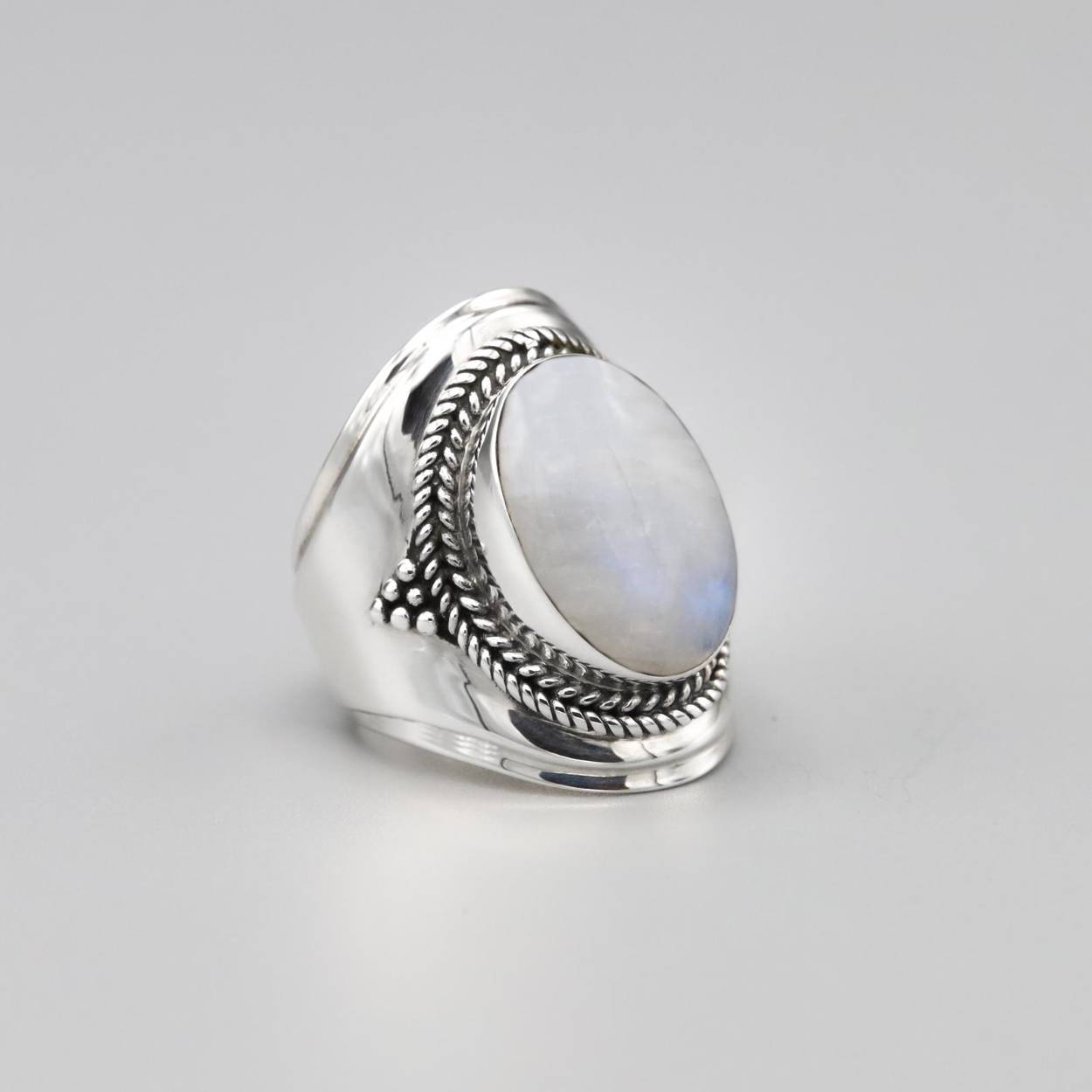 Deze Ymala ring is met veel passie ontworpen door Bas Verdonk en vervaardigd op Bali. De handgemaakte ring bestaat volledig uit 925 zilver met een gezette maansteen edelsteen.