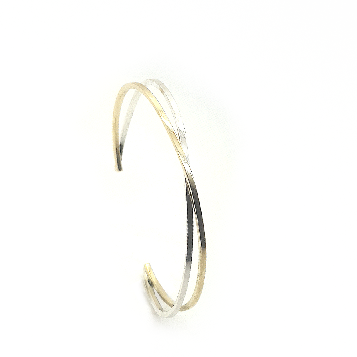 Zo zie je maar hoe goed zilver en goud bij elkaar passen! Deze bicolor armband geeft de verfijnde uitstraling waar jij naar op zoek bent. Met de strakke afwerkingen en het subtiele ontwerp past deze armband elke gelegenheid.

Sierlijke verfijnde draden laten deze ontwerpen voor zichzelf spreken. Met een letterlijke twist zijn deze sieraden goed draagbaar en makkelijk te combineren. Een energieke twist van sierlijkheid die jou laat stralen. Elk sieraad wordt met de hand gemaakt in ons eigen atelier en ontstaat spontaan op gevoel. Jouw Twist is dus altijd uniek.

Maak een afspraak en kom deze sierlijke armband eens passen! Of bestel haar gelijk, dan sturen we deze mooi verpakt naar je toe. 