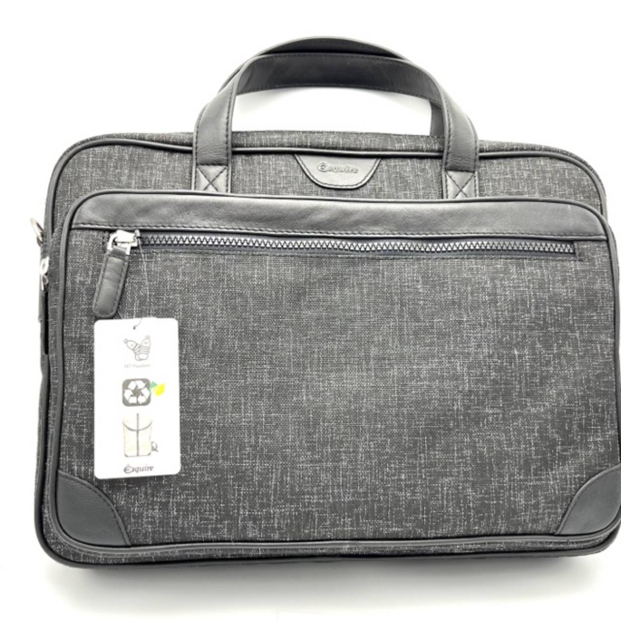 Mooie laptoptas gemaakt van gerecycled materiaal.
Mooi opgestikt voor met 1 hoofdvak en drie steekvakken. Tevens aan de voorzijde nog een extra steekvak welke met een rits wordt afgesloten.
Het hoofdvak is voorzien van een laptop vak hoofdvak en een rits vak. Tevens nog twee handige vakken om een oplaadsnoer en muis op te bergen.
natuurlijk ontbreek niet de lange verstelbare schouderband.

Afmetingen:
Hoogte 28cm x breed 39cm x diep 7cm hoofdvak 
                                                         diep 11cm totaal