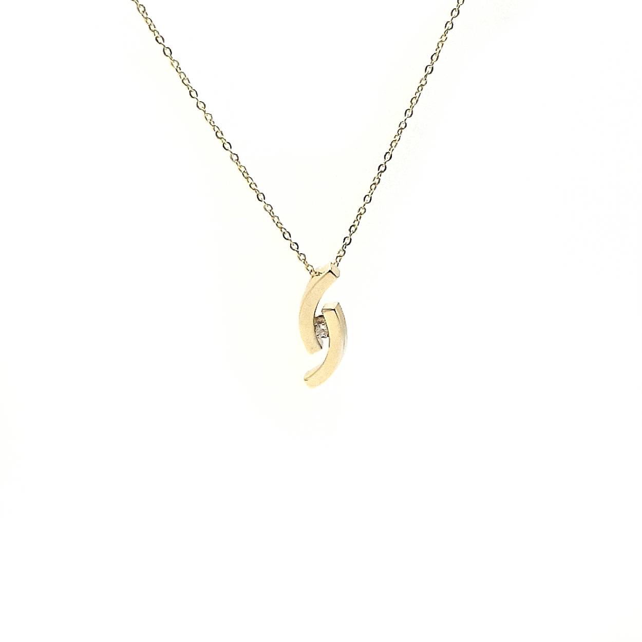Deze gouden hanger bestaat uit 2 verschillende delen die elkaar omarmen met in het midden een diamant. Bij deze hanger hoort een bijpassende ring en oorknoppen die samen perfect te dragen zijn. Dit simplistische design zorgt ervoor dat je deze prachtige set bij elke look kan dragen waardoor het gelijk je favoriete sieraad zal worden.

Maak een afspraak en kom deze sierlijke hanger eens passen! Of bestel haar gelijk, dan sturen we deze mooi verpakt naar je toe