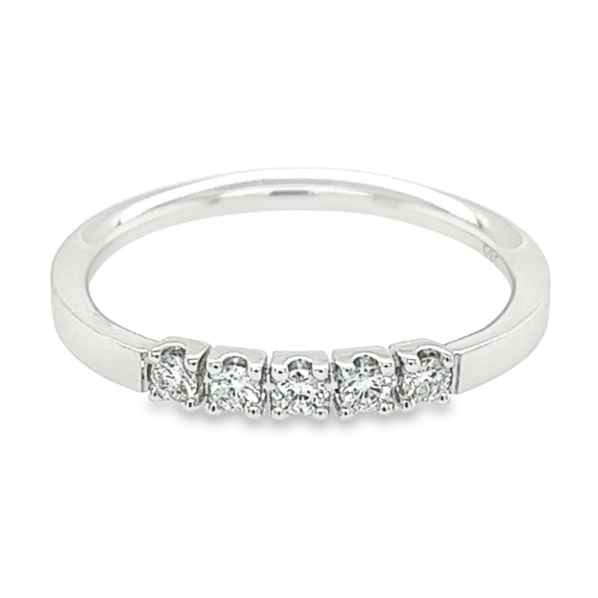 Deze witgouden ring heeft een werkelijk schitterende uitstraling. De vijf briljant geslepen diamanten zorgen voor deze prachtige schittering. Het totaal karaat gewicht is 0,15 en de briljanten zijn van mooie kwaliteit met zuiverheid SI1. Een witgouden ring met echte diamant is een van de mooiste combinaties, omdat de schittering van de diamanten optimaal wit van kleur is.
