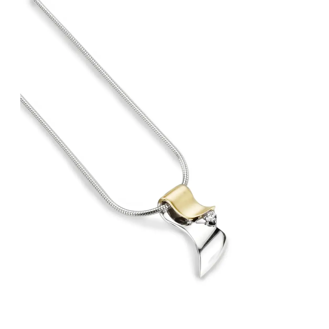 Ga helemaal in stijl de deur uit met dit prachtige collier van Gala Design. De hanger is gemaakt van 925 zilver en 925 zilver Gold-Plated en heeft mooie zirkonia steentjes.  Maak je look helemaal compleet en combineer ze met de andere sieraden van de Veil Collectie.