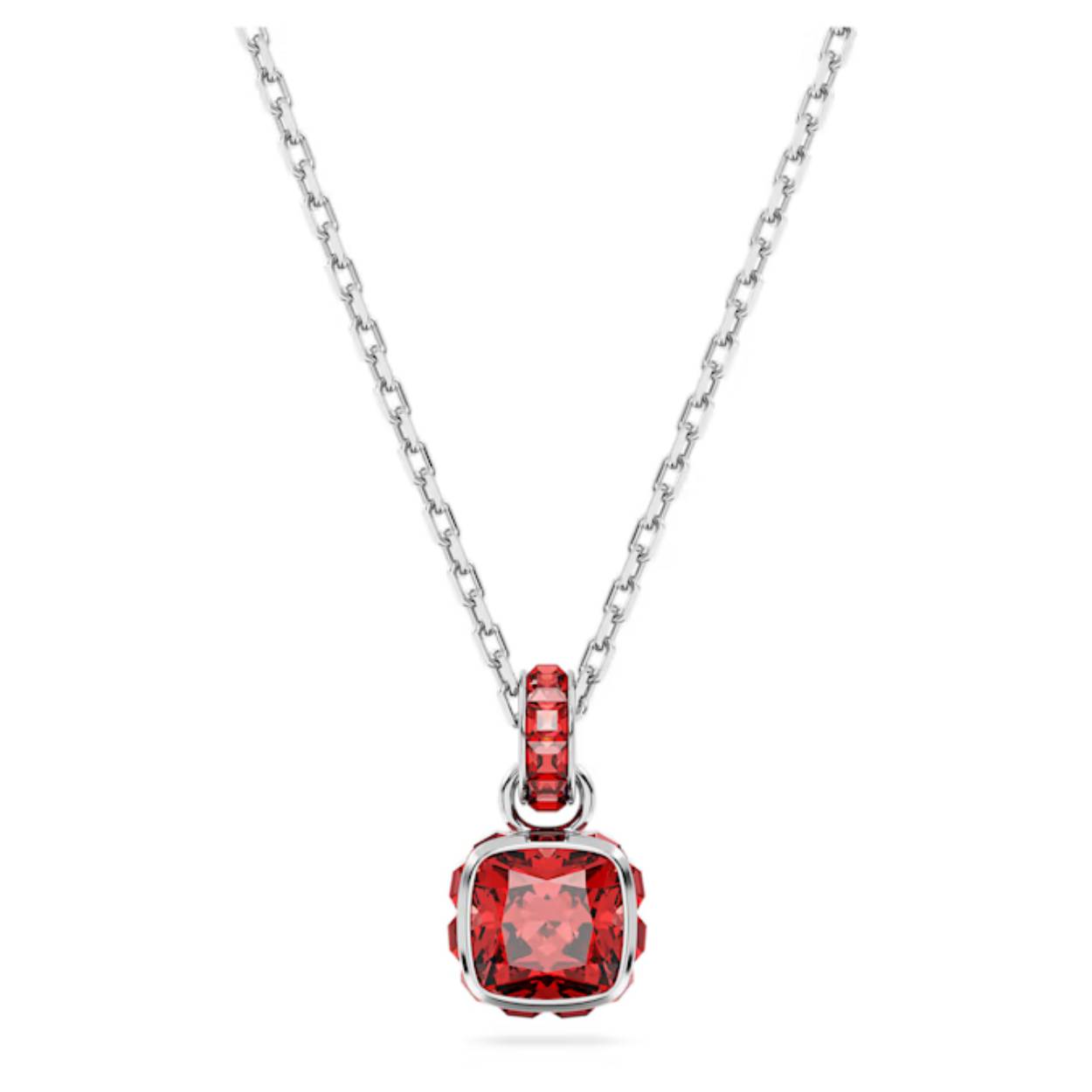 Deze verfijnde hanger is geïnspireerd op de geboortesteen van juli. Het sieraad met rhodium toplaag hangt aan een fijne ketting met een schitterende schakel met kristallen en is voorzien van één steen met vierkante slijpvorm in een robijnrode kleur, die staat voor een mysterieuze en magische vitaliteit. Dit betekenisvolle ontwerp is een magisch verjaardagscadeau of kan gedragen worden om een speciale gelegenheid te vieren. Minimale lengte van het collier is 42 cm en maximale lengte is 47 cm. 
