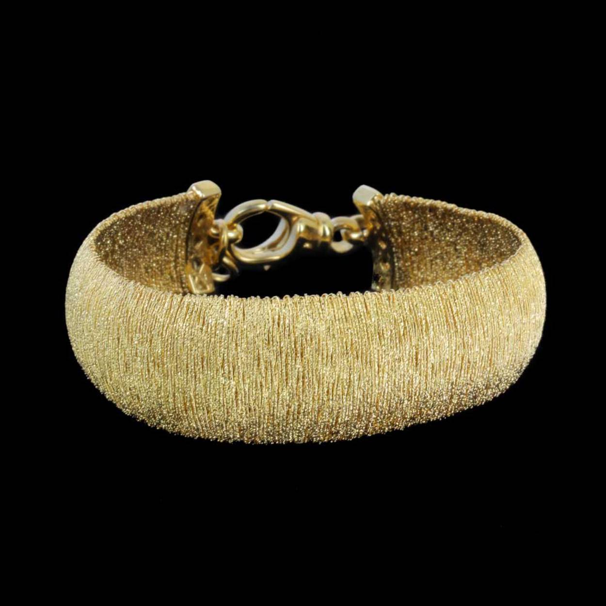 Opvallende, flexibele en vergulde armband (19+2 cm) die mooi rond uw pols past.