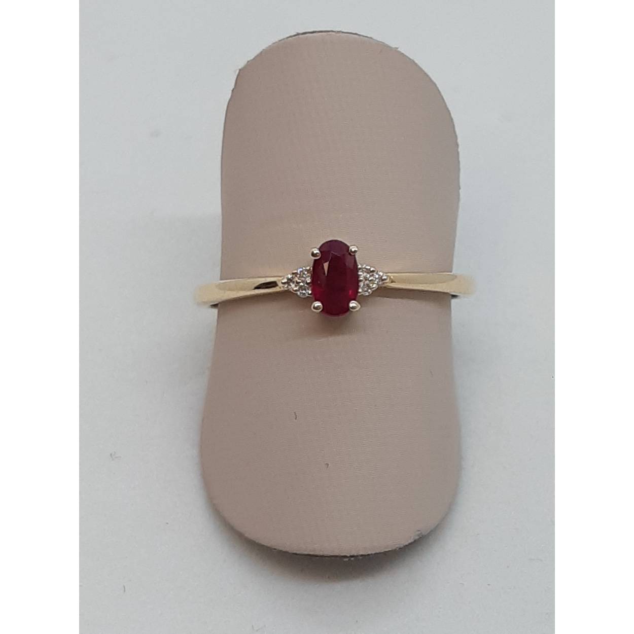 Deze prachtige ring, model BREA-0002699, is gemaakt van 14 karaat goud en beschikt over zes ronde diamanten met SI1 zuiverheid en H kleur, gecombineerd met robijnen. Perfect voor speciale gelegenheden. Draag het als een glanzend middelpunt aan je ringvinger of als een verfijnde aanvulling op je dagelijkse look. Een elegant juweel voor elke sieradencollectie.