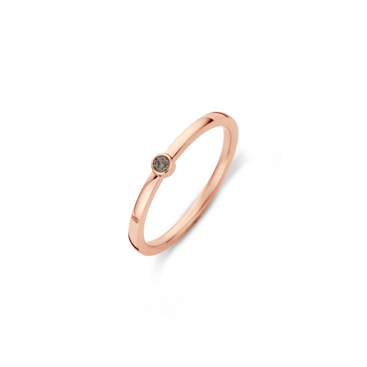 De Melano Friends Mini CZ ring is weer terug in vijf nieuwe najaarskleuren. De nieuwe kleurtjes van deze populaire ring zijn perfect te combineren met de nieuwe stenen uit de Twisted en Vivid collectie van dit seizoen. Draag hem als aanschuifring bij je andere favoriete Melano ringen en voeg net dat beetje extra glam toe. De Mini CZ ring is 3 mm breed en is verkrijgbaar in een zilver-, rose goud- of goudkleurige plating.