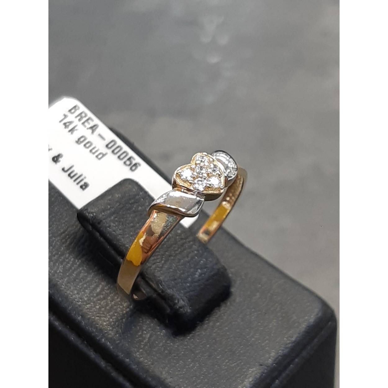 mooi goud ring met stenen 