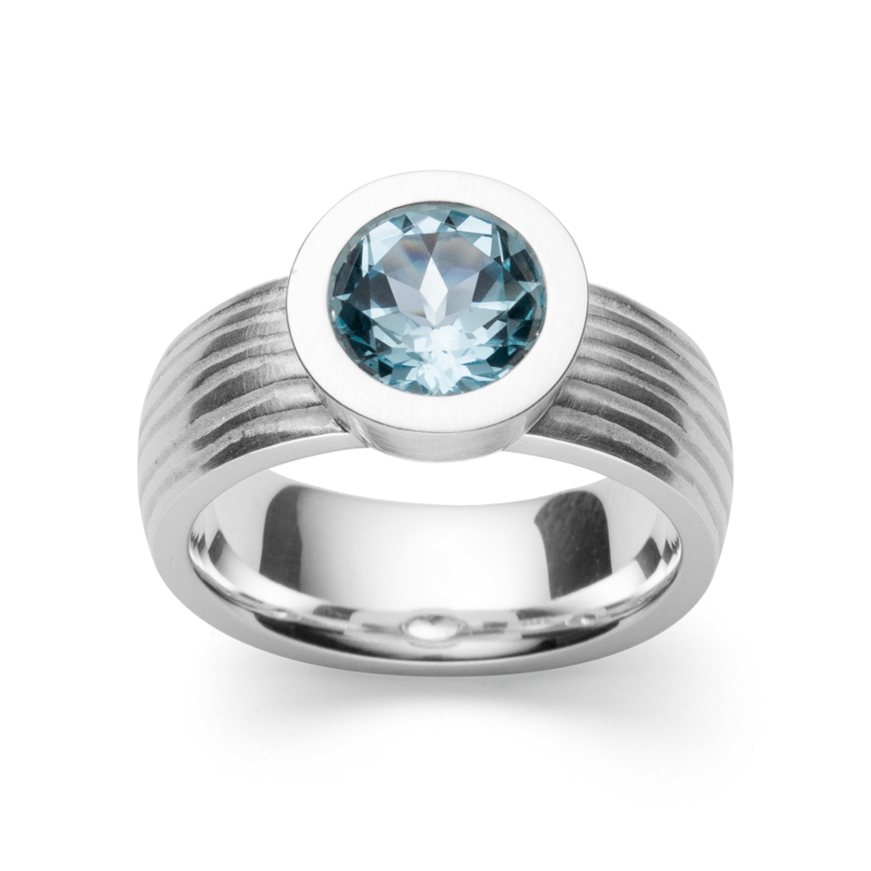 zilveren ring, gewerkt mat/poly+blauw topaas mt56