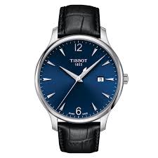 De serie Tissot Tradition geeft de hedendaagse moderne horlogemakerij een vleug van nostalgie en kenmerkt de technologie van nu door een vintage design. De hightech werking is perfect in evenwicht met de klassieke details en de subtiele retro-look. Afgewerkt met design elementen zoals guilloche decoratie en een zacht gebogen horlogekast. De Tissot Tradition belooft dragers eindeloze uren nauwkeurigheid.